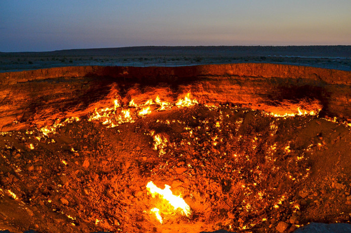 "Cổng địa ngục" (Turkmenistan): Miệng hố có tên Derweze hoặc Darvaza, thường được dân địa phương gọi là “Cổng địa ngục" nằm trong sa mạc Karakum. "Cổng địa ngục" này là hố ga tự nhiên có đường kính hơn 70 m. Từ khi được các nhà địa chất đốt để ngăn khí methane thoát ra vào năm 1971, nơi này vẫn cháy đến tận bây giờ và là điểm tham quan nổi tiếng. Vào ban đêm, khung cảnh lửa cháy trong miệng hố khổng lồ giữa sa mạc khiến nhiều người liên tưởng đây là cửa dẫn xuống địa ngục. Ảnh: Traveling with a View.
