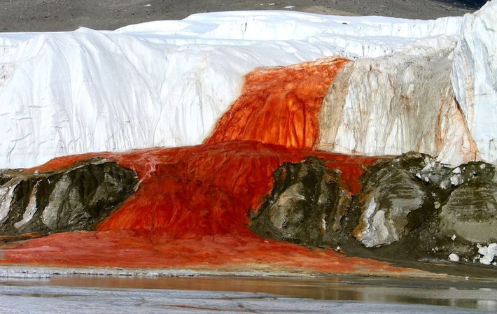 Thác Máu (Nam Cực): Ngọn thác mang màu sắc kỳ lạ này chảy từ dòng sông băng Taylor Glacier vào hồ Bonney ở Nam Cực. Thác nước hàng triệu năm tuổi này có độ mặn gấp 3 lần nước biển. Theo các nhà khoa học, do nước bên dưới chứa rất nhiều sắt, khi sông băng tiếp xúc với không khí tạo ra oxit sắt có màu đỏ, để lại các vết màu máu trên mặt băng. Không mấy người có cơ hội nhìn thấy thác Máu ngoài đời thật, nhưng nhìn qua ảnh chụp cũng đủ đáng sợ. Ảnh: 22 Words.