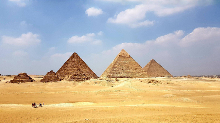 Kim Tự Tháp (Ai Cập): Kim tự tháp Giza là công trình cuối cùng và lâu đời nhất trong 7 kỳ quan của thế giới cổ đại. Dù hàng nghìn năm đã trôi qua, đến nay, các nhà nghiên cứu vẫn chưa xác định được cách xây dựng kim tự tháp của người xưa. Nhiều bí mật về kim tự tháp của người Ai Cập cổ đại vẫn chưa được giải đáp. Ảnh: Osama Elsayed/Unsplash.