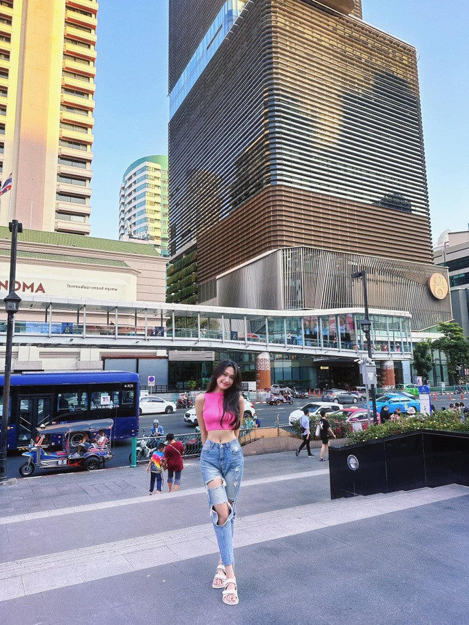 Cô ưu tiên kết hợp áo dáng croptop với quần jeans để khoe vòng eo "con kiến" 55 cm (Ảnh: Facebook nhân vật).
