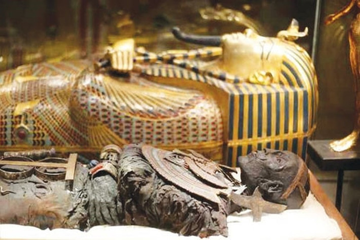 Thân sinh của Pharaoh Tutankhamun là anh em ruột. Kết quả xét nghiệm DNA đã chứng minh cha mẹ của vị hoàng đế Ai Cập này đều do một cha một mẹ sinh ra. Chính là anh em ruột lấy nhau.