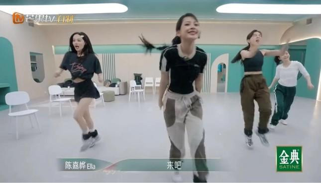 Để thuận tiện cho việc tập vũ đạo thì Chi Pu thường mặc quần rộng rãi và áo thun thoải mái nhưng vẫn đảm bảo hợp thời trang và khoe được vóc dáng cực chuẩn của nữ ca sĩ.