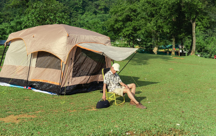 Đến Bãi Bùi giữa tháng 5 vừa qua, Vũ Minh Quang (23 tuổi, ở Hà Nội) cùng bạn bè không khỏi ấn tượng trước khung cảnh “bãi cỏ xanh mướt như được chăm sóc thường xuyên”, rộng mênh mông và rất đỗi bình yên. Quang cho biết, đường đi tới Bãi Bùi khá dễ, đường to và các đoạn dốc không quá cao, có thể di chuyển bằng ô tô hoặc xe máy. Đến đây lúc 10h tối, cả nhóm quyết định cắm trại qua đêm, tận hưởng khoảng thời gian nghỉ ngơi đúng nghĩa trước khi bắt đầu một tuần làm việc mới.