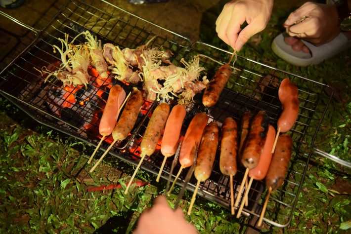 Khách du lịch cũng cần lưu ý thêm một số điều như: Mang theo áo khoác hoặc chăn mỏng để đắp nếu lưu trú qua đêm; Chuẩn bị thuốc bôi hoặc xịt tránh côn trùng; Nướng đồ cách mặt đất khoảng 10-20cm, tránh để lửa tiếp xúc trực tiếp với mặt cỏ, nhất là vào mùa cỏ khô dễ gây cháy.