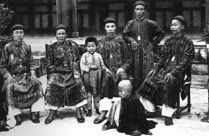 Các thái giám triều Nguyễn. Qua vòng tuyển chọn, những thái giám nhí được đưa vào cung để một thái giám có thâm niên dạy những nghi thức khắt khe của cung đình