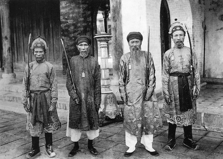Bốn vị quan của triều đình ở Huế. Áo dài vương triều nhà Nguyễn ở thế kỷ XIX có hoa văn, kiểu dáng được quy định chặt chẽ.