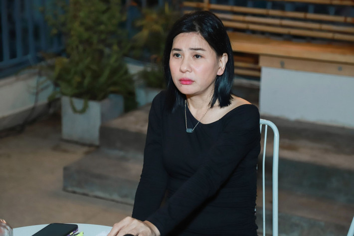 Sinh ra và lớn lên ở Bạc Liêu, Cát Phượng kể cô theo cha lên TPHCM thi tuyển sinh vào trường sân khấu. Nghĩ thi đại nhưng bất ngờ lại đậu. Khổ nỗi, khi ấy gia đình cô khó khăn, nghèo túng, vừa phải phụ mẹ bán hàng, vừa đi học. Vào trường 6 tháng, Cát Phượng chưa học gì về diễn xuất đã bị đuổi do đi diễn phim, đóng vai quần chúng nhiều quá.