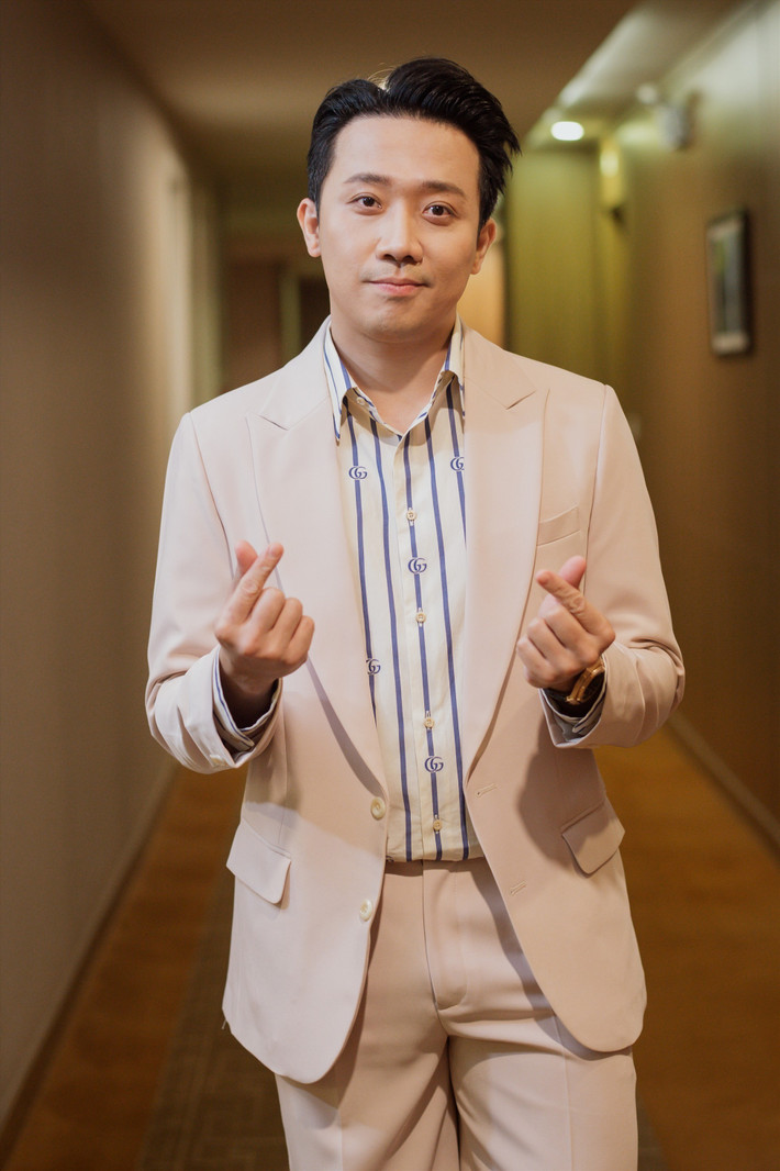 Câu chuyện thời đi học của Trấn Thành được chia sẻ lần đầu trong talk show Tôi tuổi teen năm 2019. Theo lời MC Rap Việt, thời trẻ anh là cậu trai ngang bướng, khiến mẹ phải cạn nước mắt đốc thúc việc học. Hoàn thành tốt nghiệp THPT, Trấn Thành thi vào vào trường Sân Khấu - Điện ảnh, theo đuổi đam nghệ thuật nhưng quá trình học tập không suôn sẻ. Anh bị buộc thôi học thì chạy show quá nhiều và nợ học phí.
