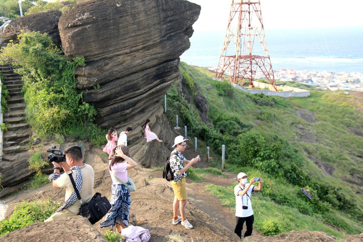 Đá gành tuyệt đẹp đã hút hồn biết bao du khách. “Ra tới đảo, bạn có thể thuê xe máy để khám phá và di chuyển. Chạy xe máy thì mới có thể tận hưởng được hết cảnh đẹp tuyệt vời trên đảo được. Bạn có thể dừng lại bất cứ nơi nào mình thích và thỏa sức ngắm trời, ngắm biển, dạo qua những con đường mới thực sự là một trải nghiệm cực đã”, chị Hiếu một du khách địa phương cho biết. Ảnh: VĂN THANH.