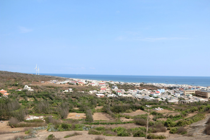 Phú Quý là một huyện đảo thuộc tỉnh Bình Thuận chỉ nằm cách trung tâm của thành phố Phan Thiết tầm hơn 100km. Huyện đảo này còn có tên gọi là Cù lao Thu hay Cù lao Khoai Xứ. Đây là một hòn đảo với tổng diện tích vào khoảng 17 km2. Vốn là một hòn đảo có hệ thống thiên nhiên còn rất hoang sơ, chưa được du lịch khai thác triệt để, cũng như vẫn giữ nguyên được nét đẹp tự nhiên vốn có của nó. Chính vì vậy mà đây cũng là một điểm dừng chân thú vị của những ai yêu thích trải nghiệm.