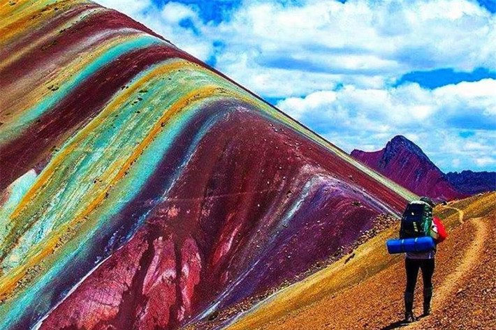 Núi cầu vồng Vinicunca lạ mắt ở Peru.