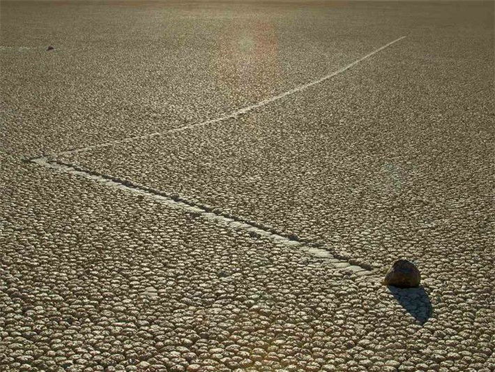 Đá tự di chuyển trong hồ Racetrack khô cạn là hiện tượng được các nhà khoa học tìm được câu trả lời mới đây. Đó là bởi dưới đáy hồ có một lớp băng mỏng, khi nhiệt độ tăng, băng tan và trở thành nước cộng với gió thổi khiến đá trong lòng hồ di chuyển.