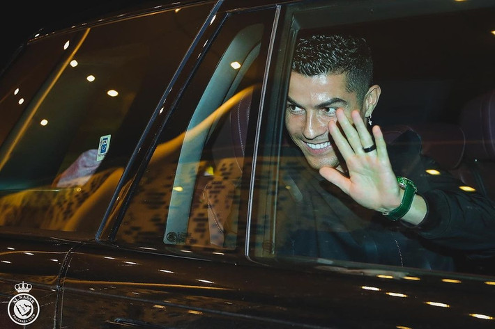 Rạng sáng 3/1 (giờ Hà Nội), Cristiano Ronaldo có mặt tại Saudi Arabia. Anh xuất hiện với gương mặt rạng rỡ. Chân sút 37 tuổi diện nhiều phụ kiện đắt đỏ trong chuyến đi này. Ảnh: alnassr_fc.