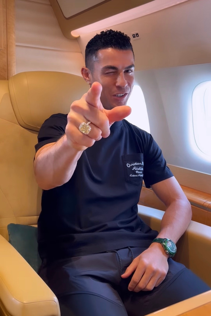 Trước khi khởi hành đến Saudi Arabia, Ronaldo đăng tải video chào người hâm mộ lên trang cá nhân. Trong đoạn clip, anh đeo mẫu đồng hồ Caviar Tourbillon Tsavorites của nhãn hàng Jacob & Co.. Thiết bị nhìn nổi bật khi có dây đeo và mặt số tông xanh lá. Caviar Tourbillon Tsavorites có giá 770.000 USD trên trang web hãng. Tại Chrono24, mẫu đồng hồ được bán lại với giá 945.758 USD. Ảnh: cristiano.
