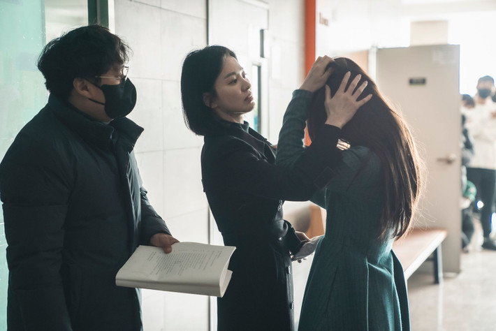 Hậu trường cảnh Dong Eun (Song Hye Kyo) túm tóc đánh bạn học cũ ở nhà thờ. Tiếp nối câu chuyện về nhân vật Dong Eun - một nạn nhân trở thành kẻ báo thù, bộ phim đã lôi cuốn khán giả với những diễn biến đầy kịch tính khi cô chiến thắng những kẻ bắt nạt đã khởi nguồn cơn ác mộng thời học sinh của mình.