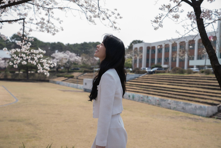 Lim Ji Yeon vào vai Park Yeon Jin - kẻ thù lớn nhất của Dong Eun (Song Hye Kyo). Nữ diễn viên sinh năm 1990 được khen ngợi vì diễn ra chất một kẻ phản diện xấu tính và nham hiểm, là đối trọng đáng gờm với đàn chị sinh năm 1982.