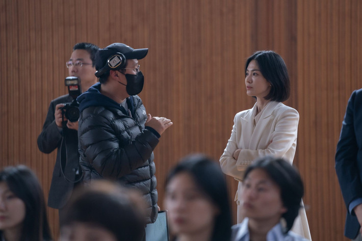 Vinh quang trong thù hận (The Glory) xoay quanh nhân vật Dong Eun (do Song Hye Kyo thủ vai). Là nạn nhân của bạo lực học đường, Dong Eun lên kế hoạch trả thù những người bạn học đã từng nhấn chìm cô trong đau đớn và tủi nhục. Trong phim, Song Hye Kyo lột xác với hình ảnh nhân vật phản diện lạnh lùng. Tuy chưa xuất sắc như kỳ vọng nhưng có thể coi là bước tiến trong diễn xuất của Song Hye Kyo vốn đang bị một màu và trở nên nhàm chán.