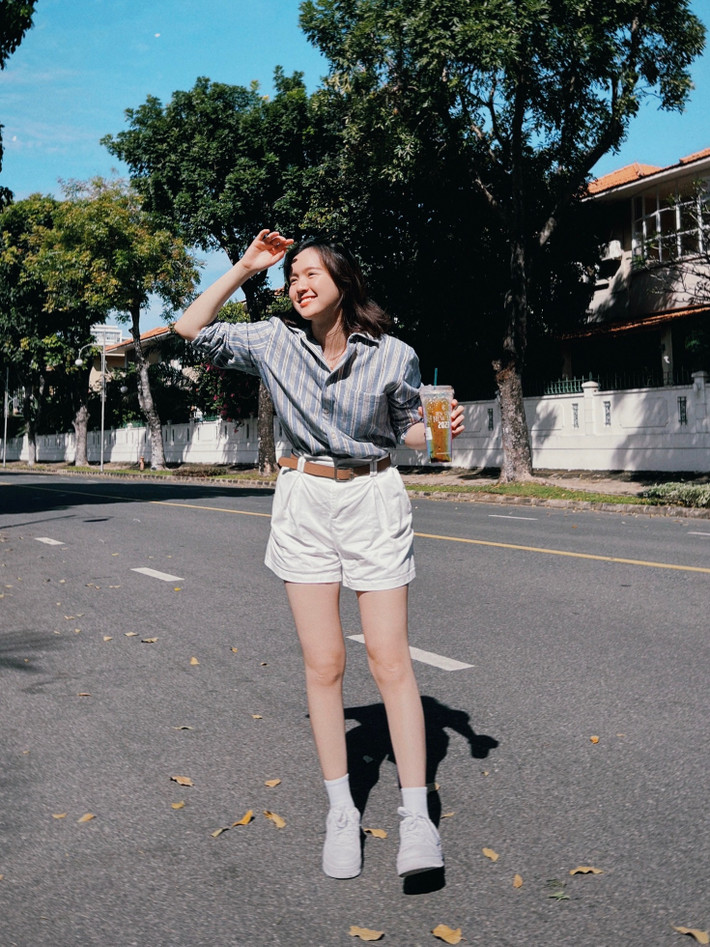 Hải Tú khoe vẻ xinh đẹp dưới nắng.