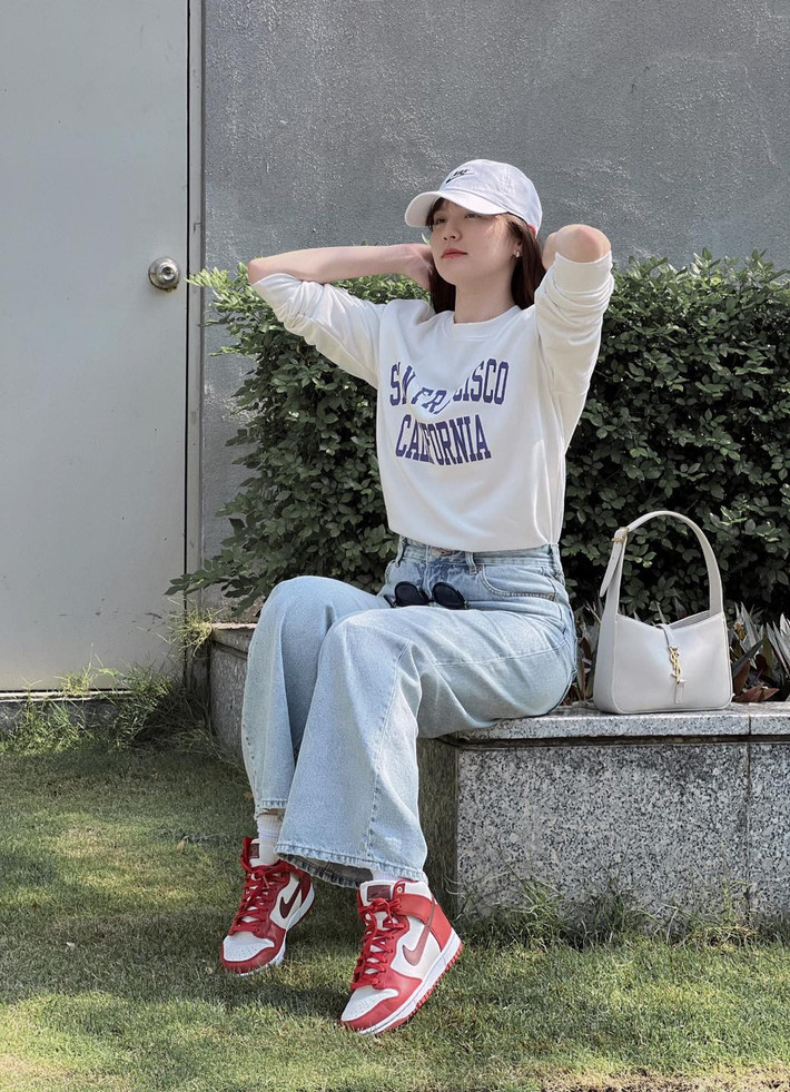 Hải Tú rất thích mặc quần jeans, áo phông, kết hợp giày thể thao.