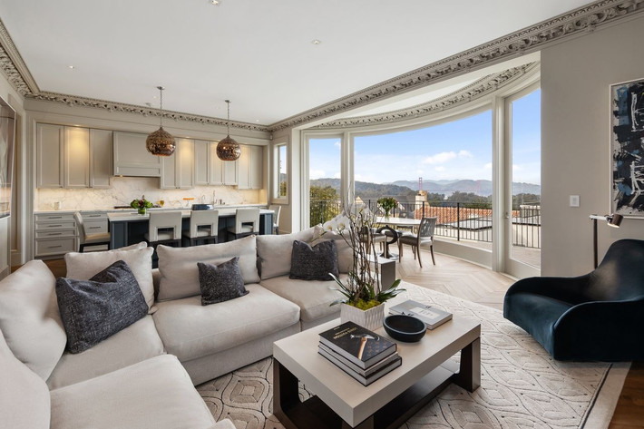 Theo Mansion Global, căn dinh thự rộng hơn 650 m2 và nằm tại khu dân cư Presidio Heights. Đây là nơi tập hợp của các bất động sản hạng sang của thành phố San Francisco.