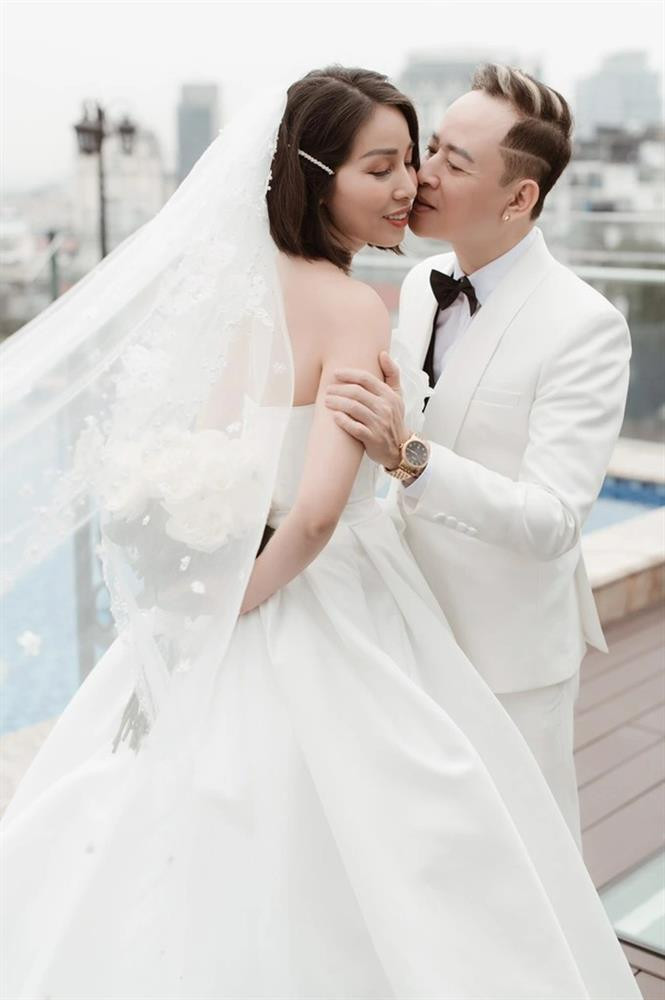 Trùm giang hồ màn ảnh" Tùng Dương từng nghĩ mình khó lấy vợ và tự nhủ: "Sẽ không lấy vợ nữa" vì băn khoăn, thương những người phụ nữ đến với mình sẽ khổ, nhưng trước tình cảm chân thành, quyết tâm gắn bó của đối phương, nam diễn viên đã không muốn bỏ qua cơ hội để có thêm một người bạn đời ở nửa cuối cuộc đời.