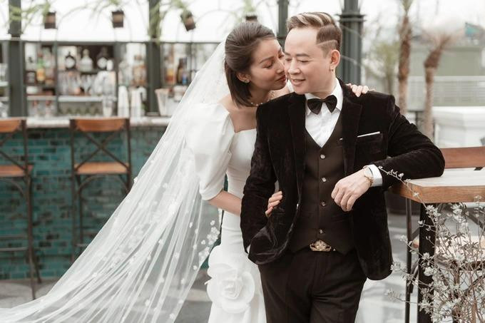 am diễn viên "Người Phán Xử" tâm sự, ở tuổi ngoài 50, đã trải qua 3 lần hôn nhân đổ vỡ, bản thân lại bệnh tật, đau ốm mà vẫn gặp được người phụ nữ yêu thương mình thật lòng, muốn sống bên cạnh mình, chăm sóc mình với anh đó là điều may mắn.
