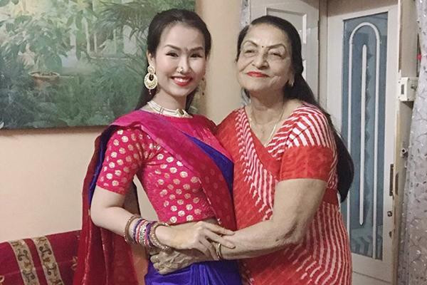 Bà luôn cưng chiều và coi Võ Hạ Trâm là con ruột. Mẹ chồng Võ Hạ Trâm cũng coi việc con trai đầu tư tiền tỷ cho con dâu làm MV âm nhạc như một chuyện đương nhiên.