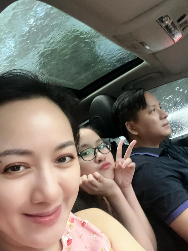 Ít khoe chồng nhưng biên tập viên Hoài Anh cũng thường chia sẻ những hình ảnh vui đùa bên con gái trên trang cá nhân. Cô còn mặc áo đôi họa tiết nhí nhảnh với con.