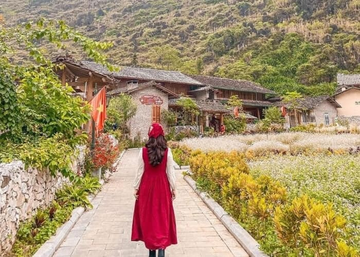 Khuôn viên rộng trồng nhiều cây xanh. Đặc biệt, trong làng hiện có 28 gia đình làm homstay kinh doanh dịch vụ lưu trú và ăn uống. Các hộ rất chú trọng bày biện, trang trí tạo điểm nhấn đẹp mắt, đậm bản sắc văn hóa Mông ở vùng cao núi đá cho ngôi nhà của mình.