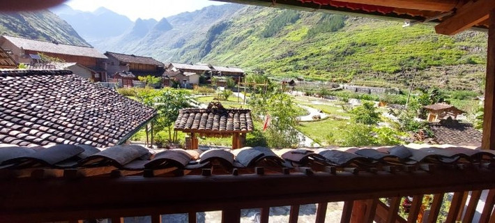 Mái ngói âm dương tạo nên vẻ đẹp cổ kính cho những ngôi nhà sàn trong Làng văn hóa.