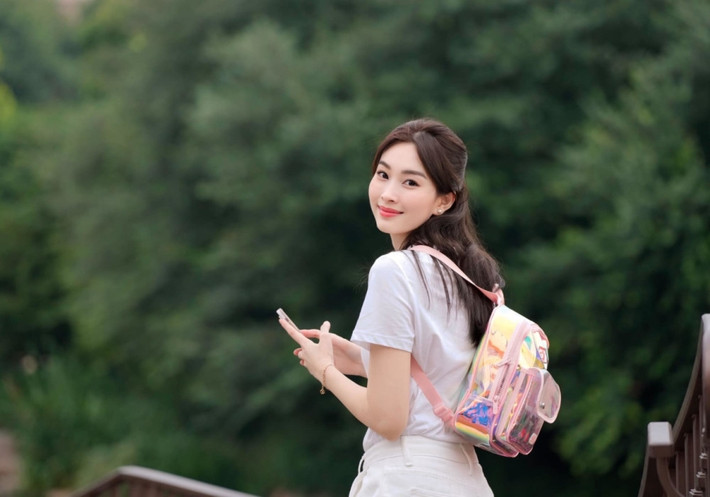 Hoa hậu Đặng Thu Thảo cùng chồng con tham quan Thượng Hải, Trung Quốc. Cô được khen trông như nữ sinh vì độ trẻ trung trong bức ảnh được đăng tải.