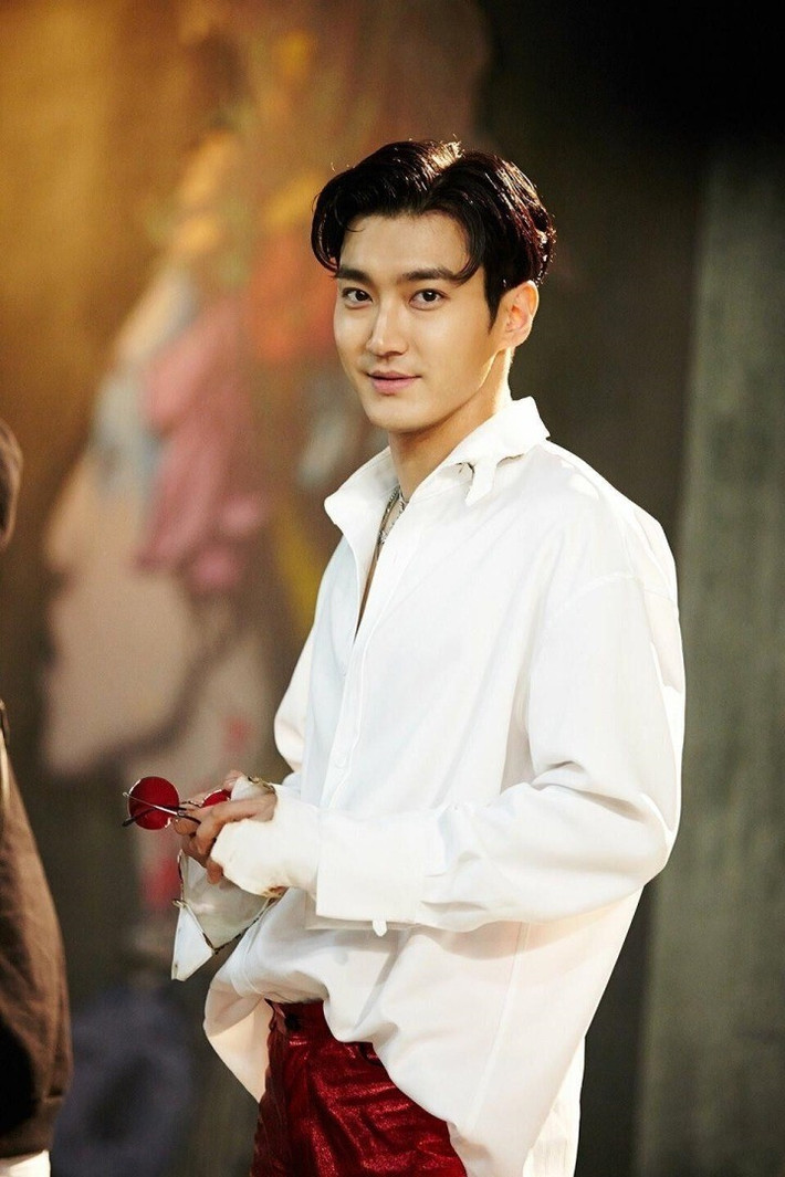 Ca sĩ thần tượng Choi Siwon có mặt tại Việt Nam từ tối 16/10. Thành viên Super Junior nhận được sự chú ý khi thân thiện chụp với khách du lịch có mặt tại sân bay Nội Bài (Hà Nội). Anh đến tham gia hoạt động với tư cách đại sứ UNICEF (Quỹ Nhi đồng Liên Hợp Quốc).