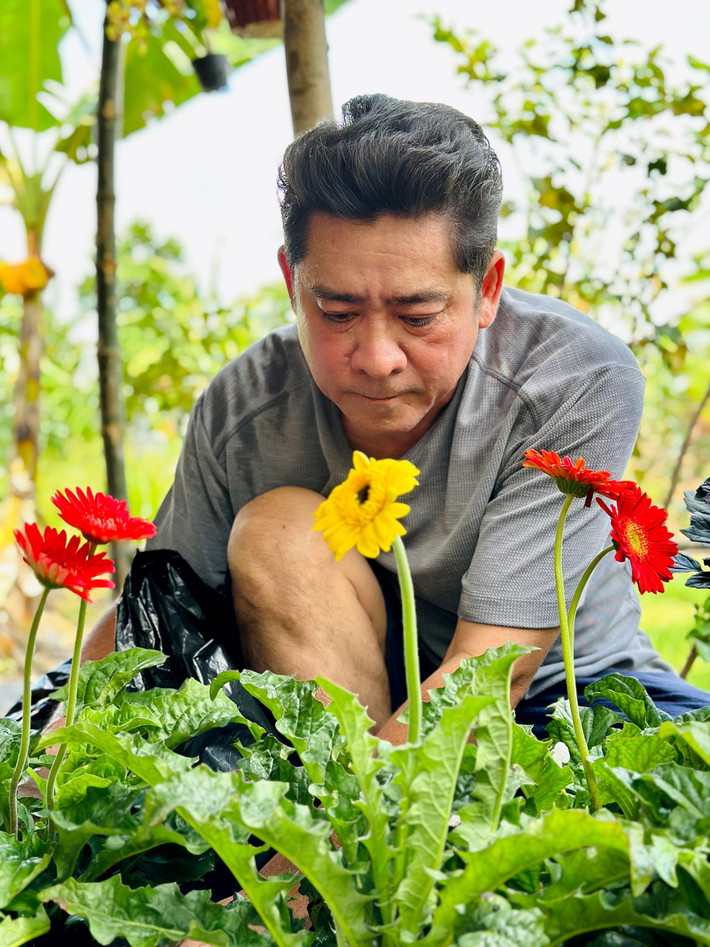 Chia sẻ về cuộc sống hằng ngày, Huỳnh Anh Tuấn cho biết vốn không phải là người làm vườn chuyên nghiệp nên anh cũng thấy có chút vất vả, mất sức khi chọn "cuộc sống điền viên". "Hôm nào không đi phim, tôi lại chăm sóc cây cối rồi nấu nướng. Từ hôm bắt đầu nấu nướng, quay clip, tôi thấy mình bận rộn hẳn. Có hôm ê ẩm hết cả người, nhưng tôi thấy vui thì làm thôi", anh nói.