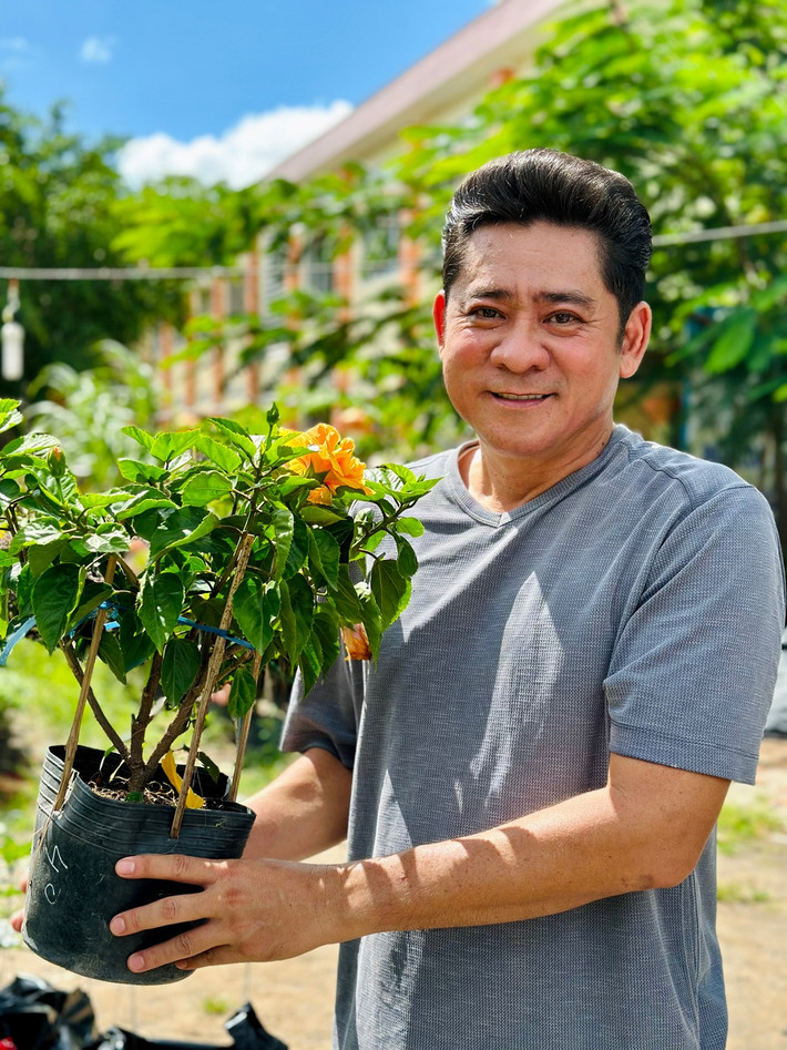 "Lúc đầu về đây sống, tôi cũng thấy hơi buồn vì mọi thứ khác hẳn ở thành phố, nhưng ở dần thấy cũng quen, cũng thích và hiện tại thấy mình quyết định đúng đắn. Ở đây, mỗi buổi sáng tôi dậy rất sớm, có hôm 4h30, có hôm 5h. Thức dậy, tôi ra trước nhà uống trà. Lắng nghe gà gáy, chim hót, thậm chí tiếng chó sủa cũng khiến tôi cảm thấy vui và bình yên lắm", diễn viên Huỳnh Anh Tuấn cho hay.