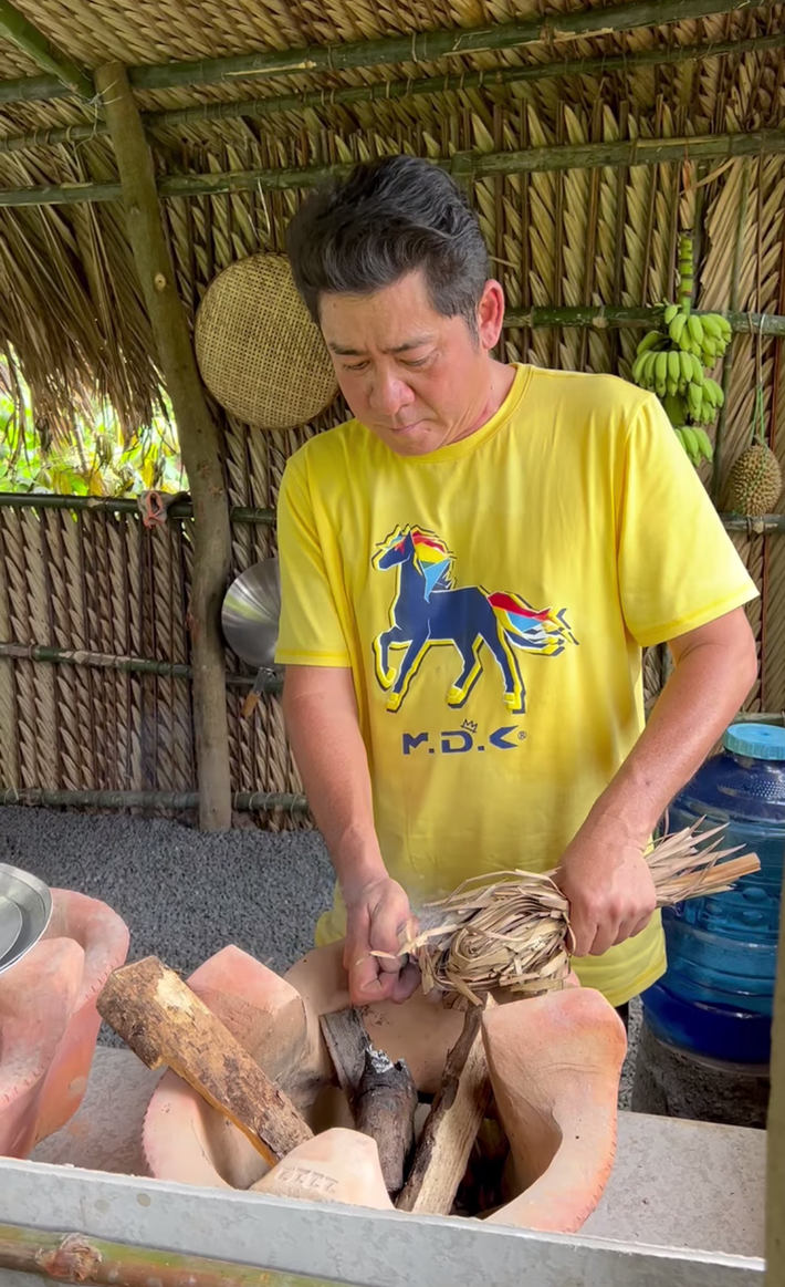 Chia sẻ với phóng viên Dân trí, diễn viên Huỳnh Anh Tuấn cho biết những năm gần đây, anh chuyển hẳn về Long An sinh sống. Mỗi khi đóng phim, nam diễn viên mới di chuyển lên TPHCM. Anh cũng chia sẻ, tuy về vườn, nhưng cuộc sống của anh không "ẩn dật" như nhiều người nghĩ.