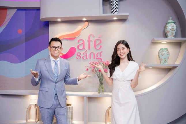 Sau một thời gian gắn bó với công việc, Phương Nga cho biết cô của hiện tại đã tự tin hơn trước khi đứng trước ống kính và biết ứng biến, thay đổi lời dẫn sao cho phù hợp ở một số trường hợp cụ thể. Đặc biệt, mỗi ngày đi làm đã giúp người đẹp có thêm một bài học để cô cố gắng để tiến bộ mỗi ngày.