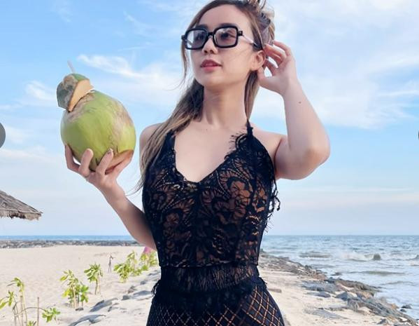 ên cạnh đó, phong cách thời tràn trẻ trung cũng giúp cô trông tươi tắn, thu hút hơn.