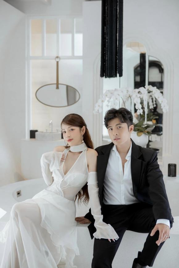 Trước đó, trong đám cưới, Gin Tuấn Kiệt cũng có chia sẻ vô cùng ngọt ngào: "Hôm nay, chúng ta đến với một chương mới của cuộc đời, trước sự chứng kiến của ba mẹ, gia đình và tất cả bạn bè, đồng nghiệp. Anh sẽ không thề, vì đó chỉ là một lời nói suông. Anh vẫn sẽ làm những điều hàng ngày đã làm cho em, để em cảm nhận được yêu thương từ anh. Cảm ơn em, vợ của anh. Anh yêu em".