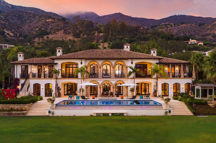  Dinh thự Montecito nằm ở California, nơi Hoàng tử Anh Harry và nữ Công tước xứ Sussex Meghan Markle lựa chọn để quay bộ phim tài liệu Harry &amp; Meghan trên Netflix, hiện được định 33,5 triệu USD.