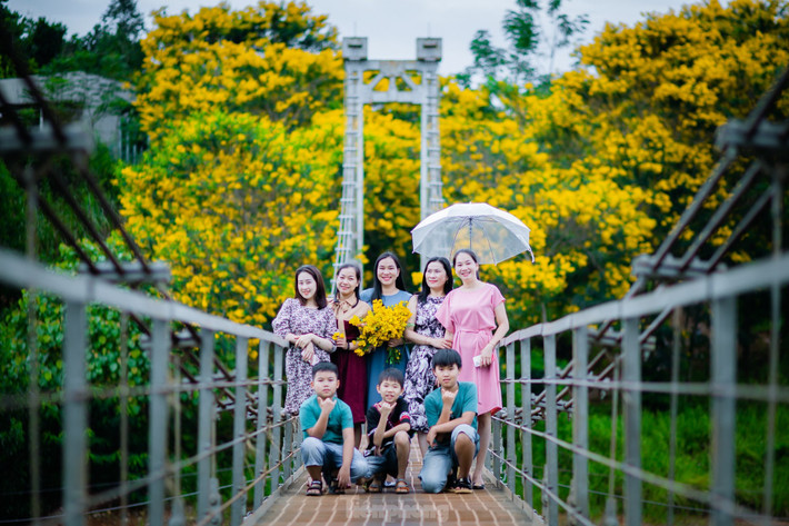 Chị Đinh Thùy Ngân (34 tuổi, Nam Định) cho biết, tôi cùng gia đình chọn du lịch ở Đắk Nông vì khí hậu ở đây khá mát mẻ. Khu vực cầu treo Đắk R'Moan có hoa phượng vàng nở, phủ sắc khiến hồ chứa nước ở đây đẹp tuyệt vời. Chụp ảnh trên cầu treo là một trải nghiệm thú vị, xen lẫn mạo hiểm.