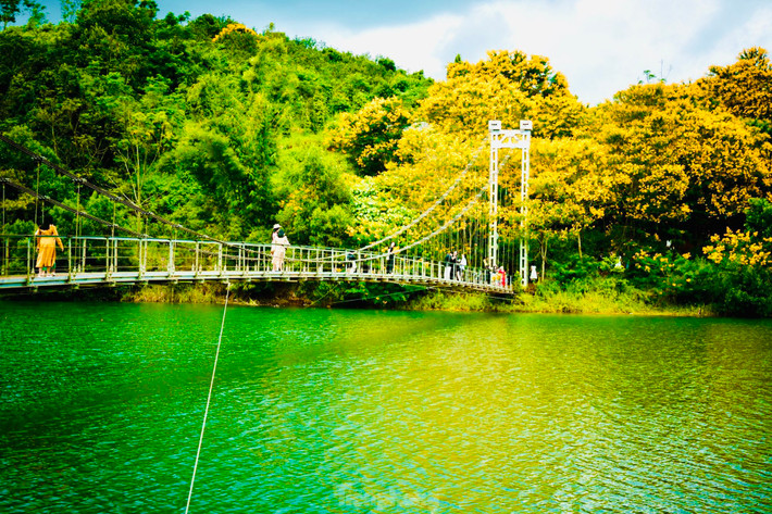 Sau khi thủy điện tích nước, lòng hồ bị ngập, khiến người dân địa phương không còn đường đi lại, năm 2014, Cty Cổ phần Thủy điện Đắk R'tíh xây dựng cầu treo Đắk R'Moan giúp hàng trăm hộ dân M'nông đi lại thuận lợi.