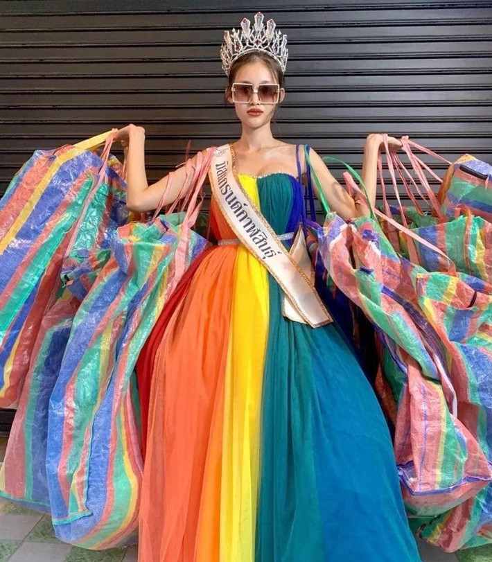 ột thí sinh diện trang phục tái chế lấy cảm hứng từ cộng đồng LGBT khi lên đường dự thi Hoa hậu Hòa bình Thái Lan 2023.