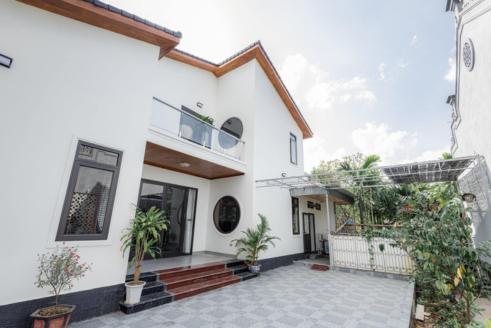 Khoảng thông tầng như trái tim ngôi nhà giúp lấy sáng, ánh sáng len lỏi vào phòng khách lẫn phòng ngủ ở tầng trên và tầng dưới.