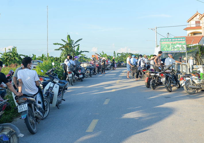 Ngày 20/9, Công an TP Hà Nội đang phối hợp Công an tỉnh Hưng Yên điều tra nguyên nhân tử vong của một bé gái 21 tháng tuổi (ở huyện Gia Lâm, Hà Nội), tổ chức truy bắt nghi phạm gây án là một nữ giới. Theo thông tin ban đầu, nạn nhân bị bắt cóc tại một khu đô thị cao cấp ở xã Đa Tốn, huyện Gia Lâm, Hà Nội. Sau đó, nghi phạm đưa nạn nhân rời khu vực trên, vứt thi thể tại xã Mễ Sở, huyện Văn Giang, tỉnh Hưng Yên, rồi bỏ trốn.