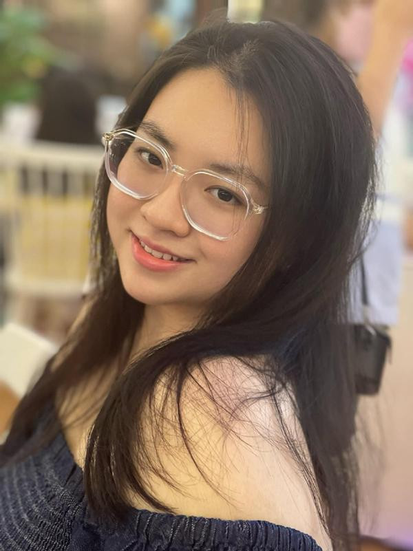 iền Thục cho biết, con gái cô thiếu vitamin D nên cơ thể không săn chắc, bác sĩ yêu cầu phải phơi nắng, nếu không sẽ khó tổng hợp cơ. Thời gian đó, nữ ca sĩ hằng ngày đều dậy sớm để rủ con gái đi phơi nắng, giai đoạn mùa dịch thì hai mẹ con ra biển sống để ngày nào cũng tiếp xúc với ánh nắng. Hiền Thục cũng là người cân đo, nấu nướng từng bữa ăn và đồng hành cùng Gia Bảo trong kế hoạch tập luyện giảm cân.