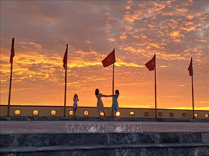 Du khách chọn những góc đẹp nhất khi bình minh lên để chụp ảnh, ghi dấu kỷ niệm những ngày đến với biển Cửa Lò.