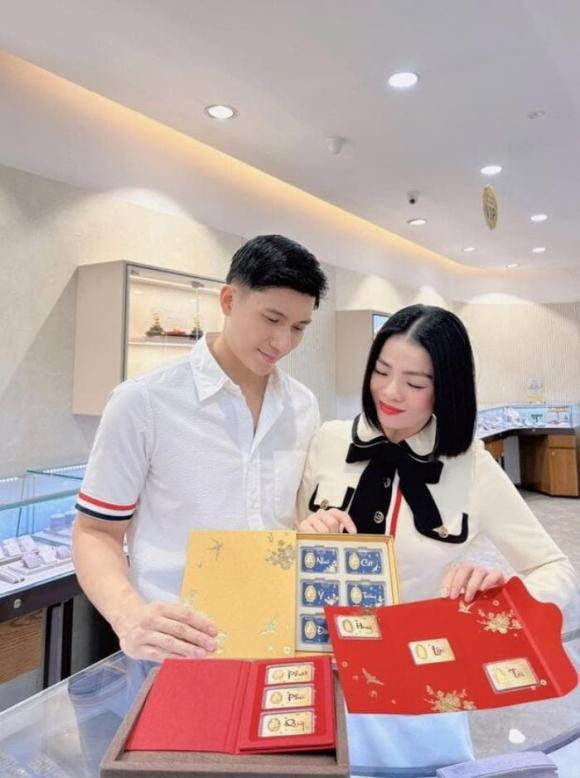 Anh còn tặng vàng cho mẹ của Lệ Quyên.