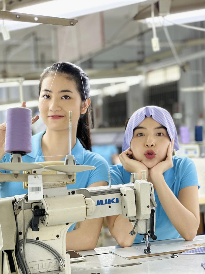 Trên phim, nhân vật Hoài luôn bị đồng nghiệp đố kỵ, hiểu lầm nhưng ở hậu trường, họ rất vui vẻ.