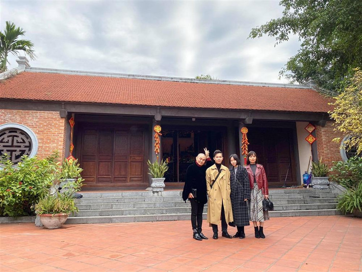 gười hâm mộ không chỉ yêu thích Xuân Hinh bởi tài năng hơn người mà còn ngưỡng mộ bởi anh có một gia đình hạnh phúc trong suốt nhiều năm qua.
