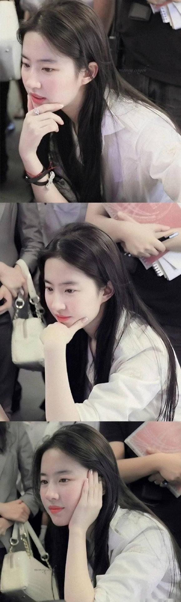 Sở hữu nhan sắc xinh đẹp, khí chất tao nhã, thoát tục giúp Lưu Diệc Phi trở thành một trong những tượng đài của làng giải trí Hoa ngữ hiện nay. Nữ diễn viên được khán giả màn ảnh nhỏ đặt cho danh xưng thần tiên tỷ tỷ sau khi tham gia 2 dự án cổ trang là Thần Điêu Đại Hiệp và Thiên Long Bát Bộ. Mới đây, loạt ảnh chụp vội, độ phân giải không cao của Lưu Diệc Phi đã được cư dân mạng "đào lại" và không khỏi trầm trồ và ngợi khen. Nhan sắc đẹp đến ngỡ ngàng của thần tiên tỷ tỷ khiến bao người không thể rời mắt được. Loạt ảnh này càng khiến nhiều người cho rằng cái danh thần tiên tỷ tỷ gán cho Lưu Diệc Phi chưa bao giờ là sai cả.